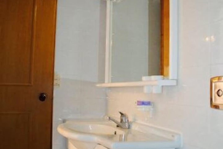 Room 25 of 46