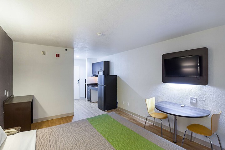 1 King Bed (2 of 14)