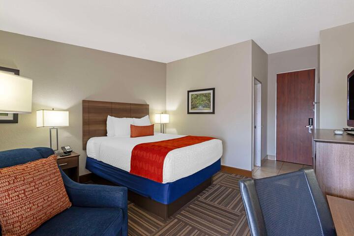 1 Queen Bed High Speed Internet Accessible Coffee Maker, Hairdryer Iron and Ironing Board Full Breakfast (8 of 13)