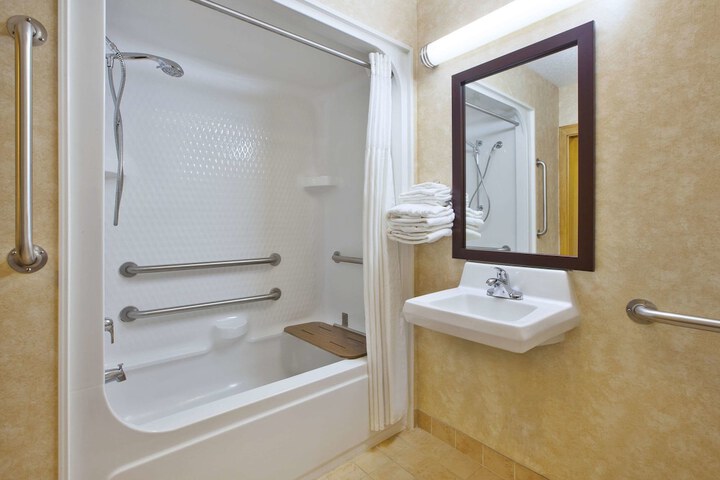 2 Double Beds (3 of 6)