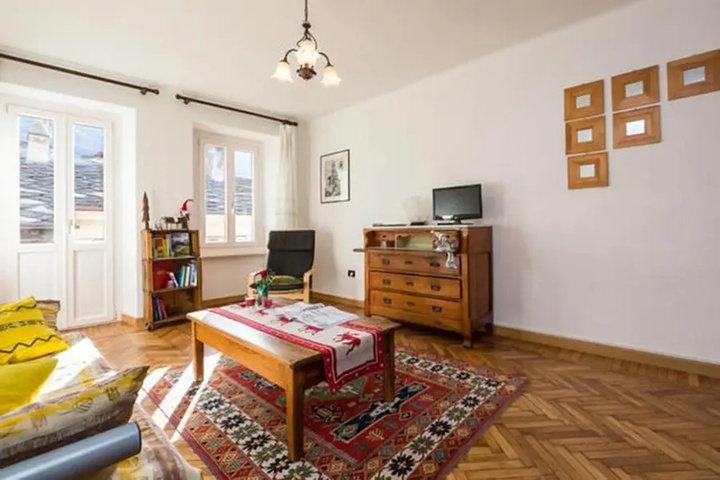 Room 6 of 10