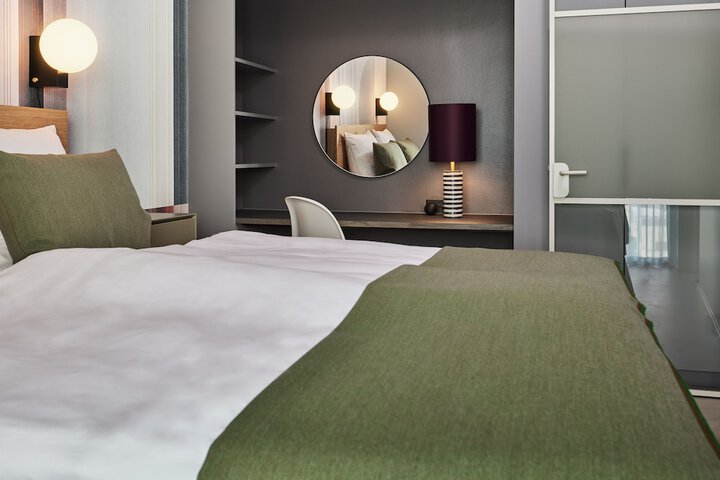 Room 16 of 39