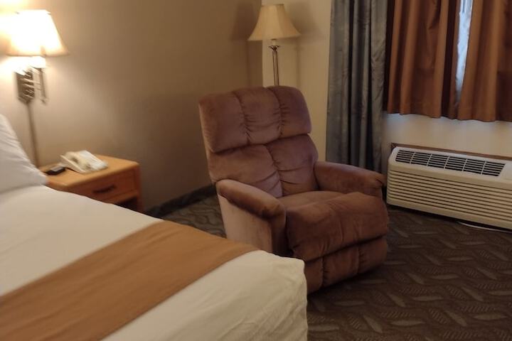 1 Queen Bed (16 of 23)