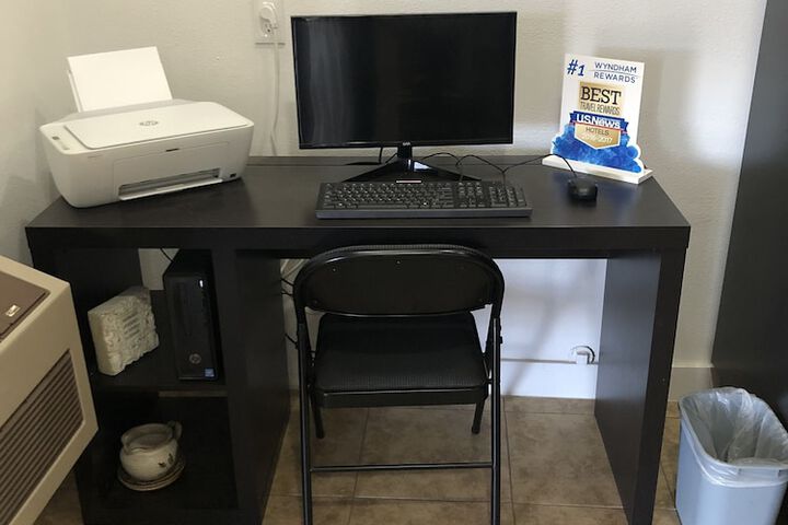 Business Center 17 of 18