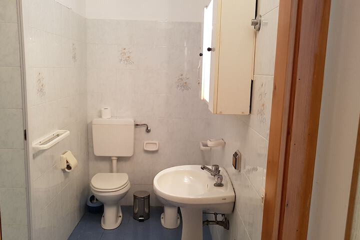 Room 76 of 107