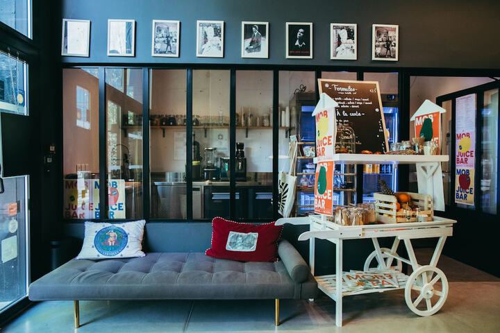 Lobby lounge