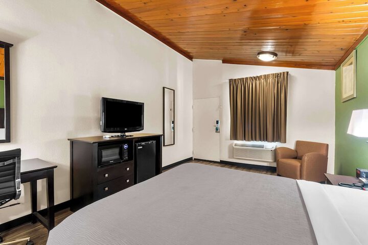 1 King Bed (5 of 13)