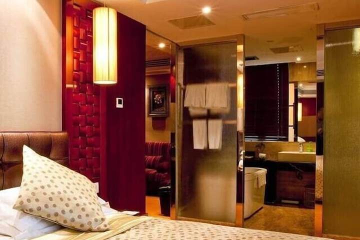 Room 4 of 17