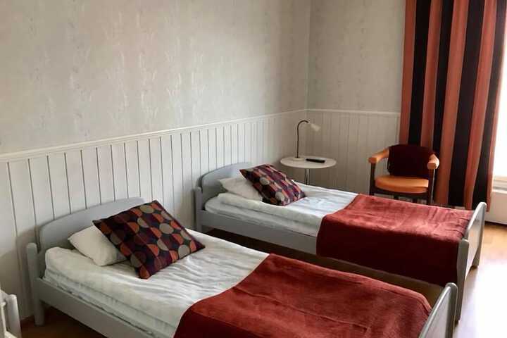 Room 10 of 33