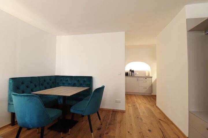 Room 27 of 102