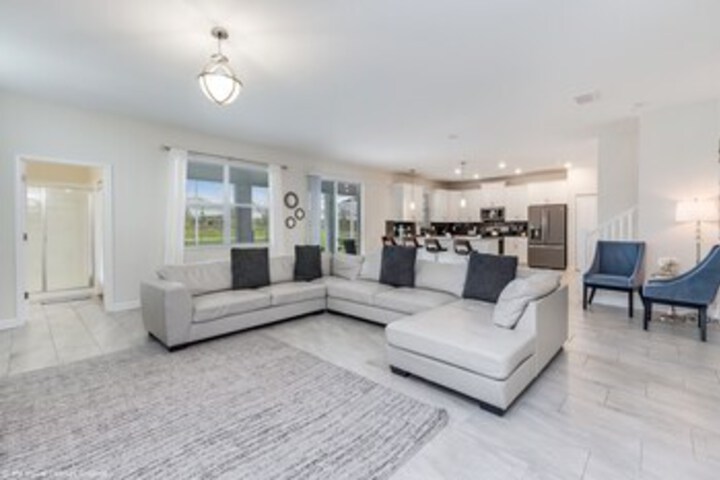 8909 Stinger Dr
