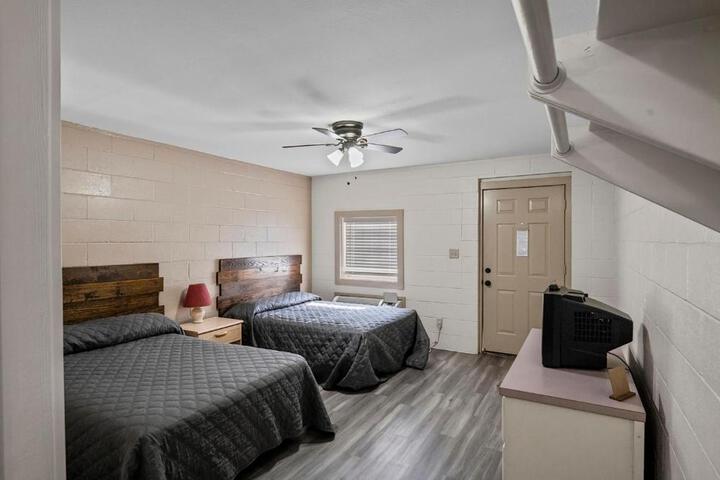 Standard Room, King or Two Doubles (2 of 17)