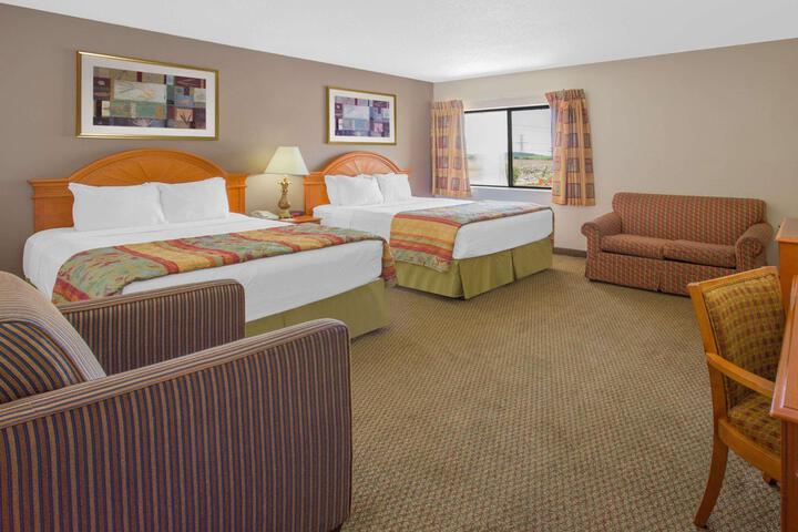 1 Queen Bed No Elevator (29 of 33)