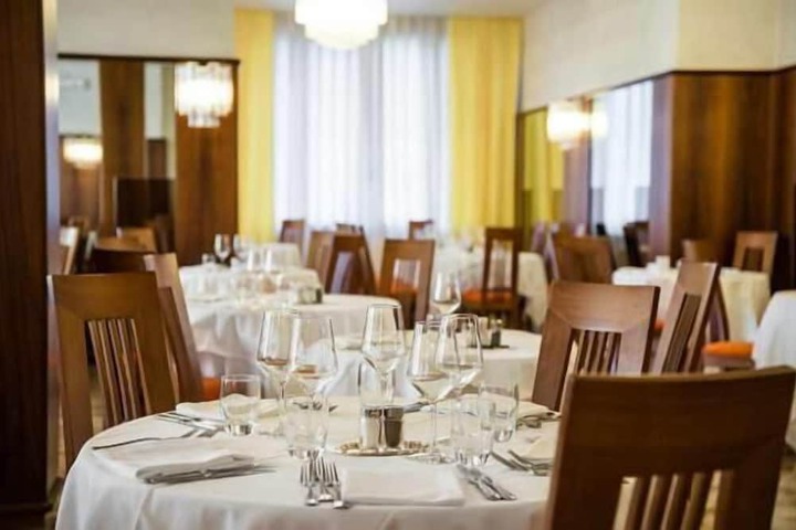 Dining 40 of 68