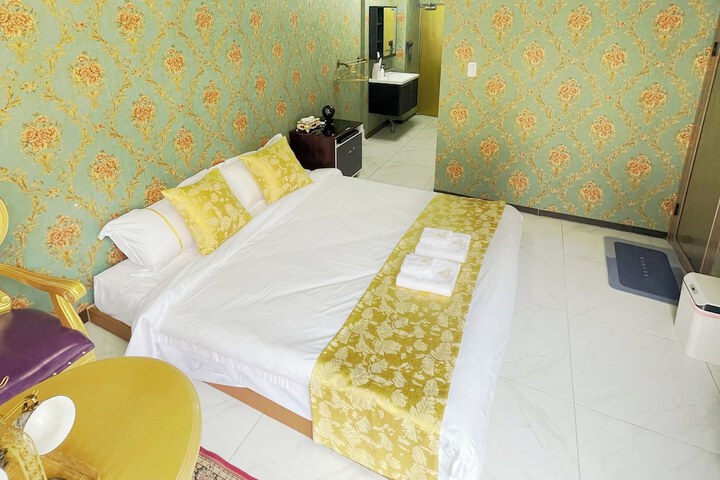 Room 53 of 185