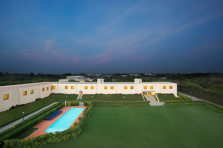Hotel with Pool