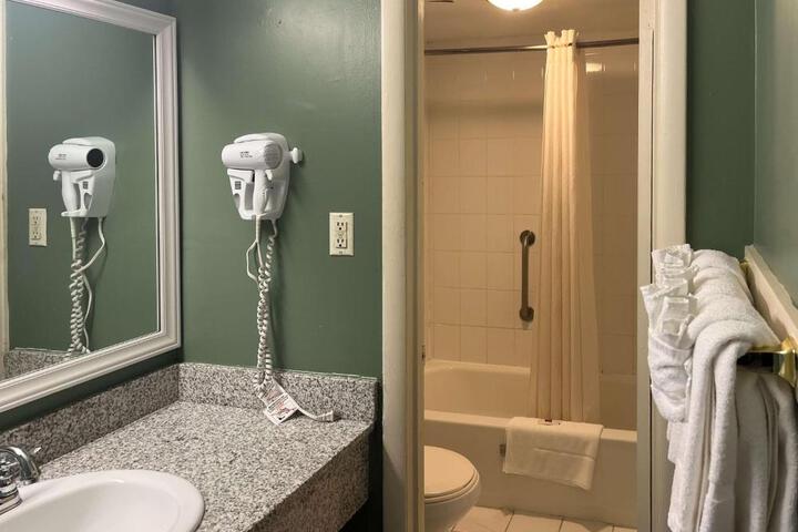 1 King Bed Refrigerator, Microwave (4 of 7)