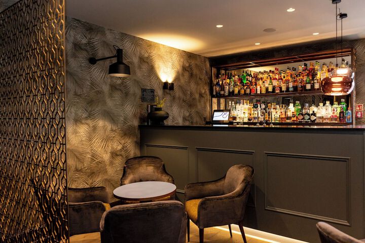 Lounge 13 of 15