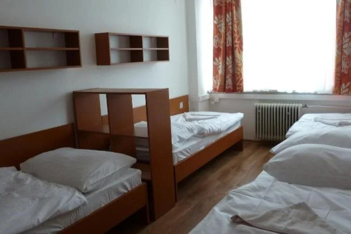 Room 6 of 25