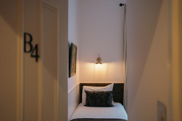 Room 33 of 123