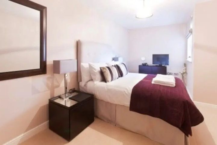 Room 5 of 12