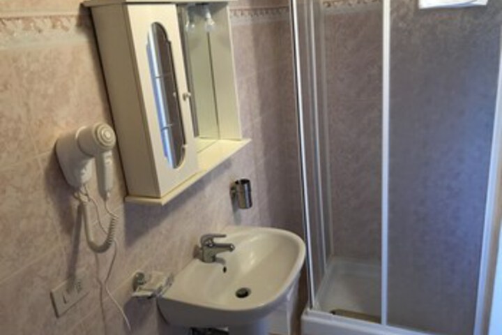 Room 3 of 28