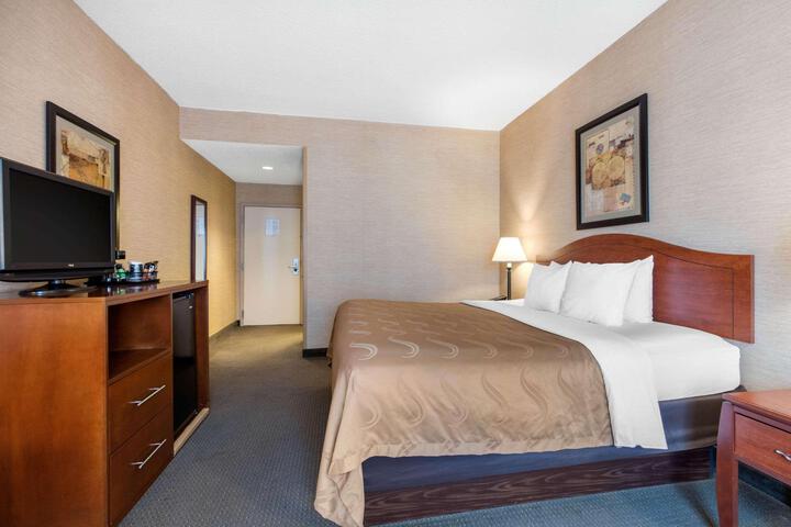 1 Queen Bed (8 of 14)