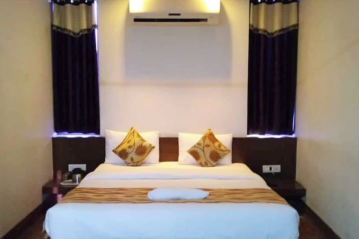 Room 8 of 12