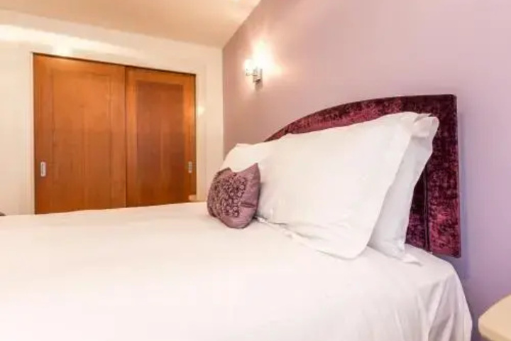 Room 6 of 14