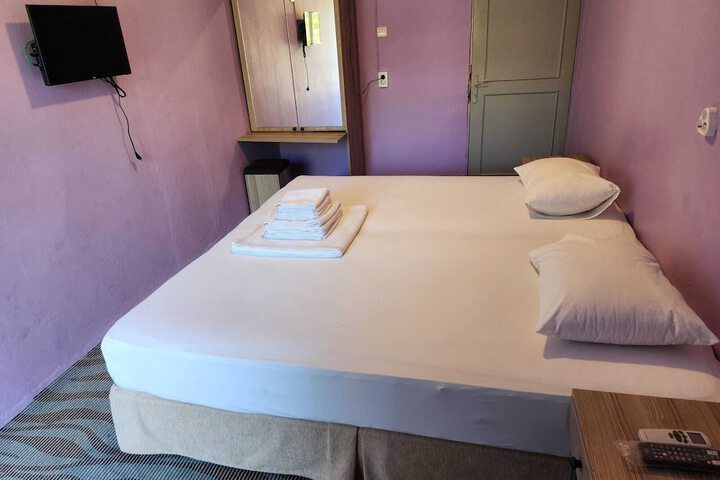 Room 11 of 28