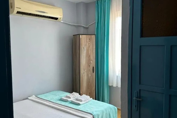 Room 10 of 32