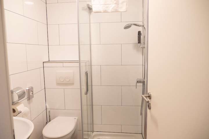 Room 4 of 9