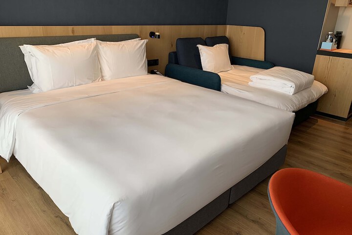 Room 6 of 82