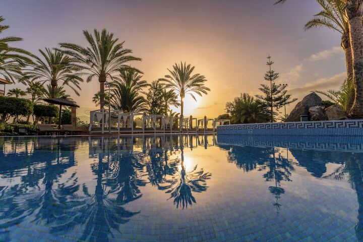 Hotel Pool