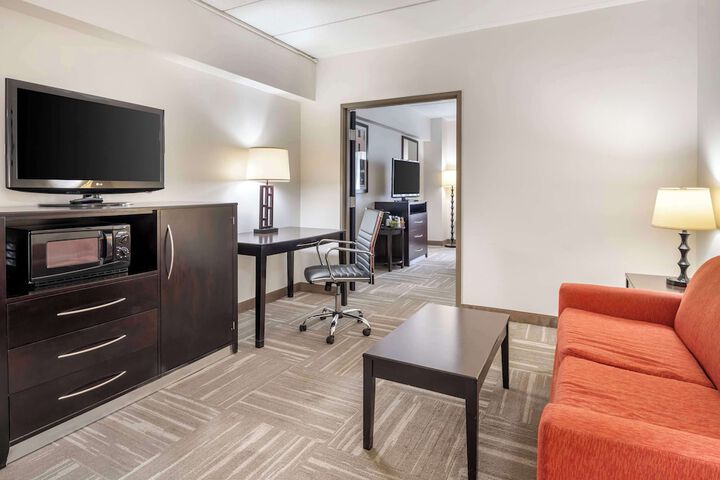 1 King Bed Microwave, Refrigerator High Speed Internet Accessible Full Breakfast (7 of 7)