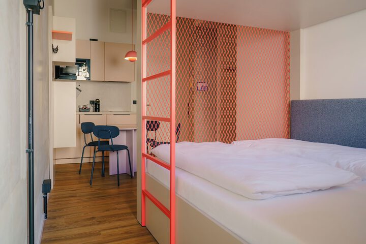 Room 32 of 65