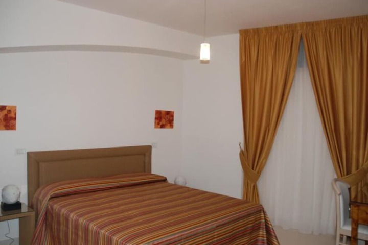 Room 6 of 14