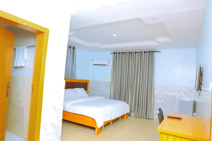 Room 10 of 24