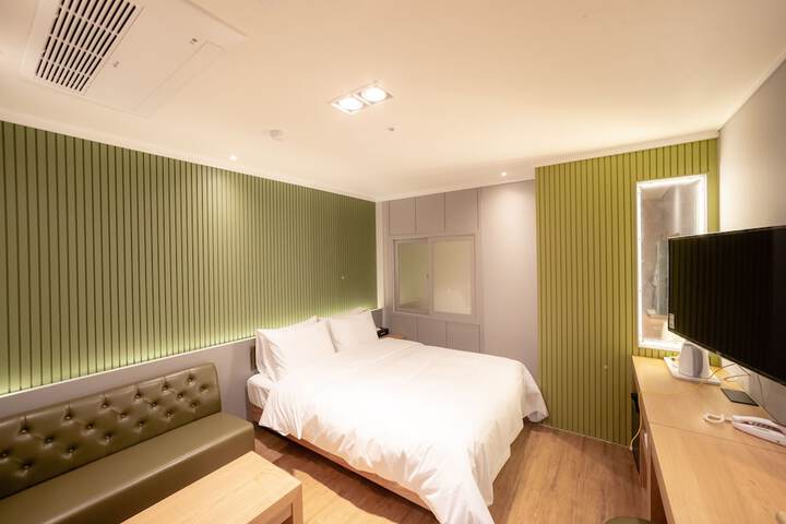 Room 7 of 28