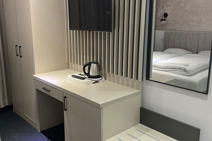 Room 7 of 16