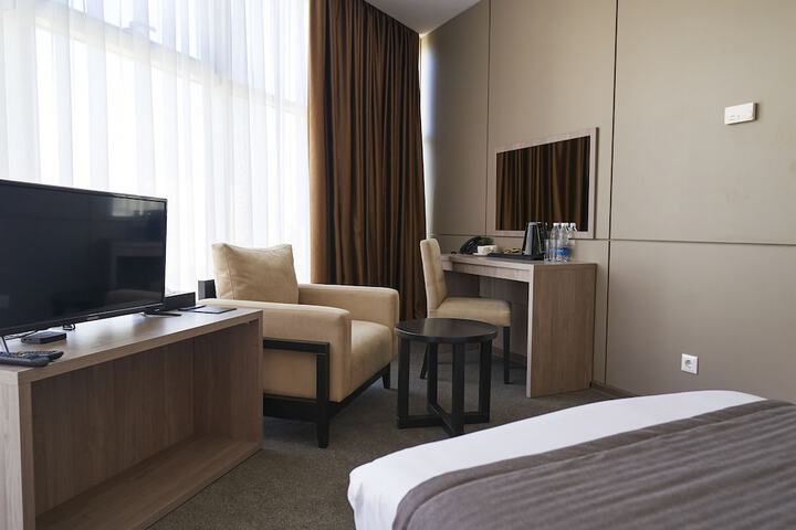 Room 16 of 80