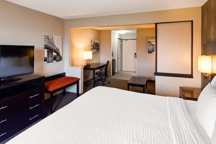 1 King Bed Pillowtop Microfridge 37in Led TV High Speed Full Breakfast (2 of 15)