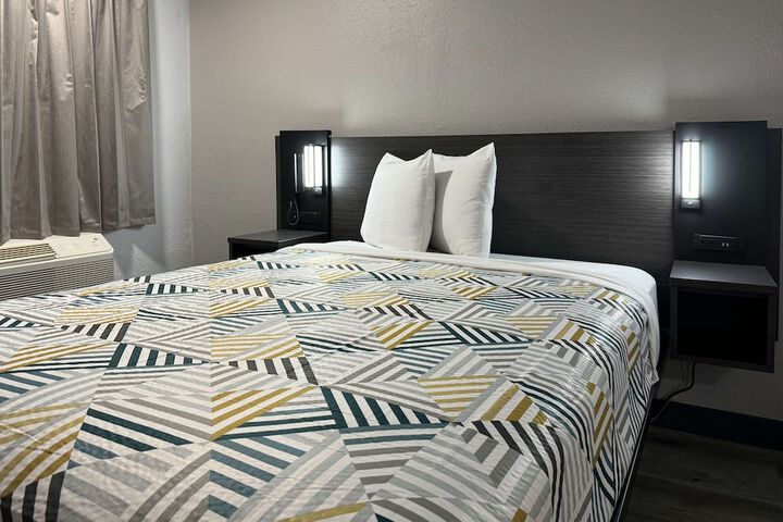 1 Queen Bed (10 of 16)
