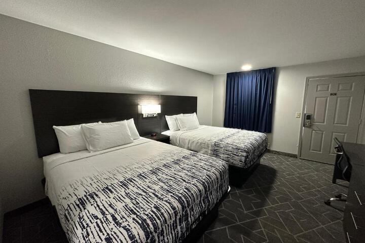 1 Queen Bed (1 of 14)