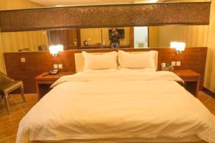 Room 7 of 8