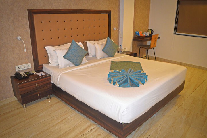 Room 4 of 7