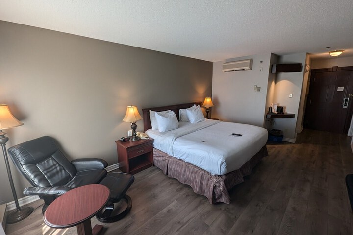 1 King with Sofa Bed (4 of 23)