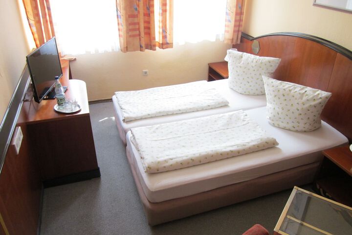 Room 3 of 34