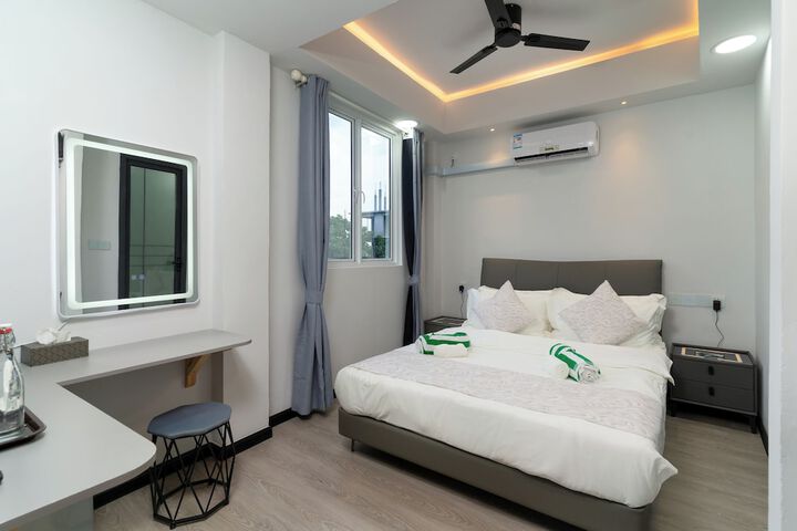 Room 7 of 18