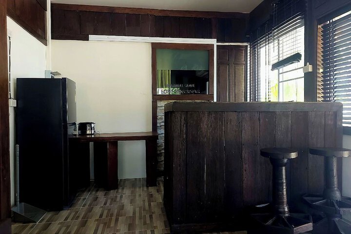 Lounge 44 of 83